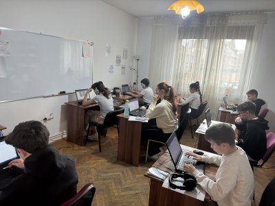 Pregătire limba engleză atât online cât și fizic!